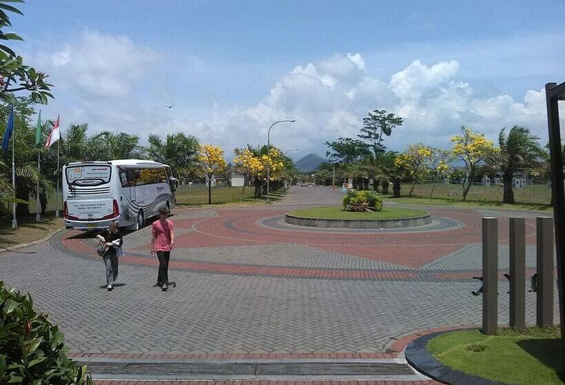 هتل Bess Resort And Waterpark Lawang