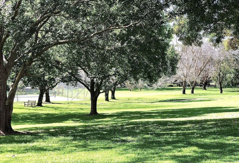 בית מלון כפרי Briars Country Lodge