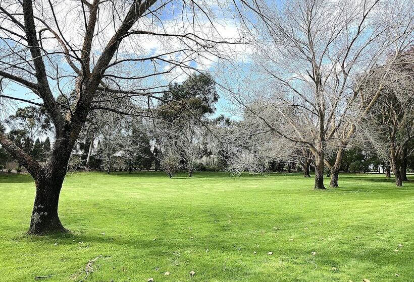 בית מלון כפרי Briars Country Lodge