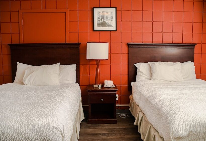 בית מלון כפרי Crest Inn And Suite