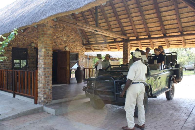 Отель Gomo Gomo Game Lodge