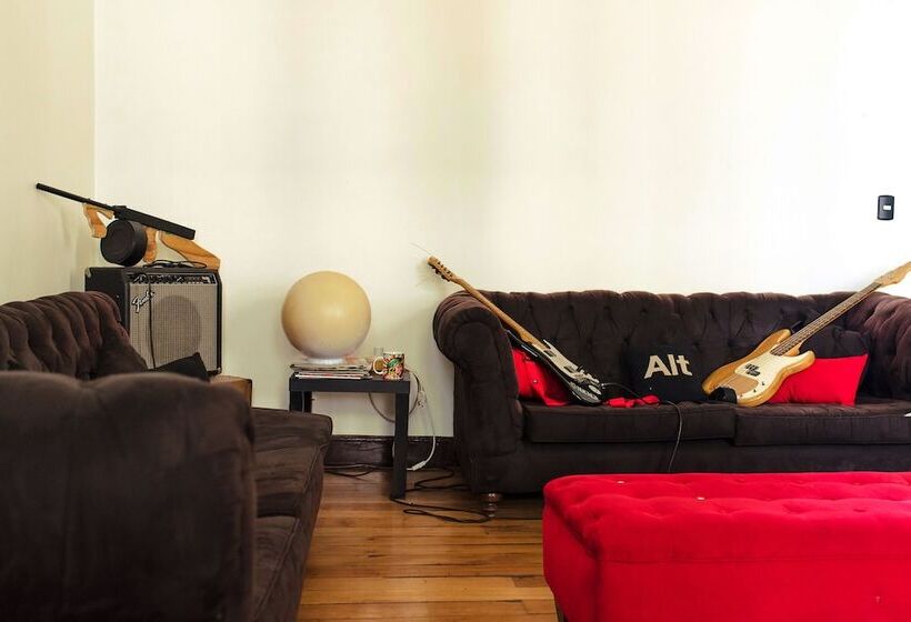 فندق Hostal Irreal