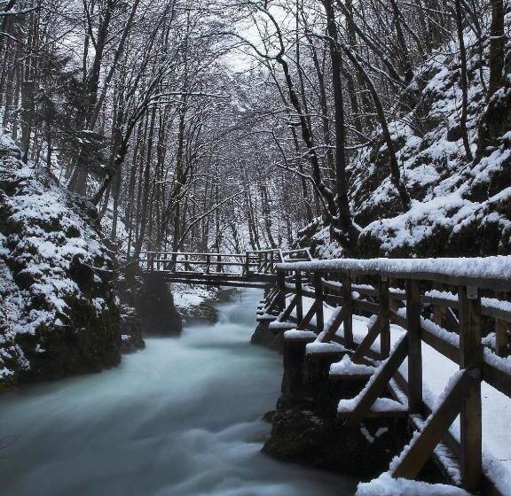 בית מלון כפרי Pansion I Restoran Bijela Ruža