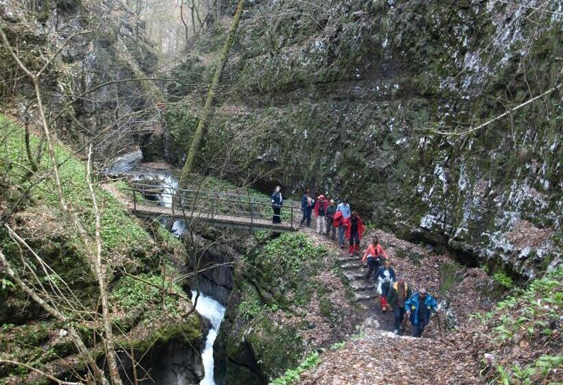 בית מלון כפרי Pansion I Restoran Bijela Ruža