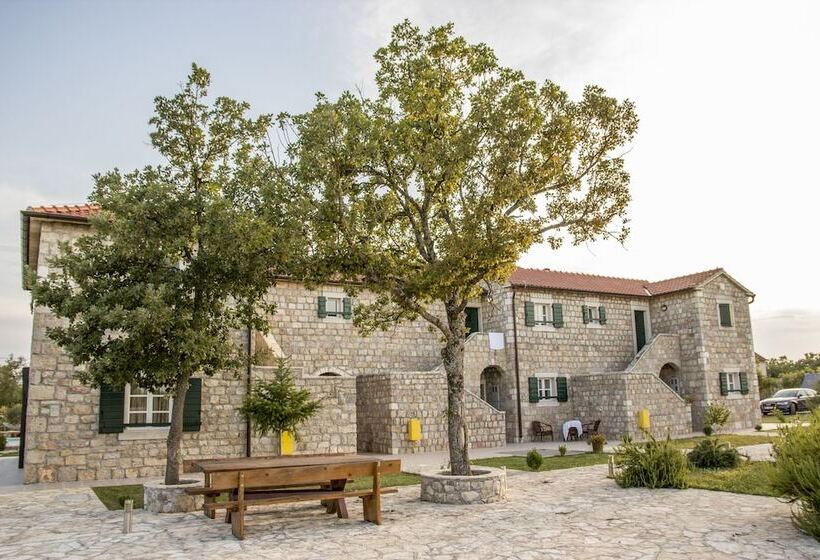 בית מלון כפרי Pansion Skelin