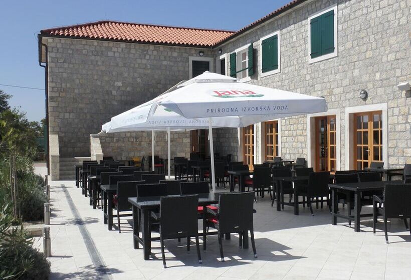 בית מלון כפרי Pansion Skelin