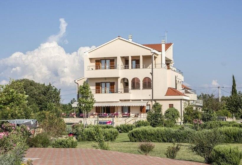 בית מלון כפרי Pansion Skelin