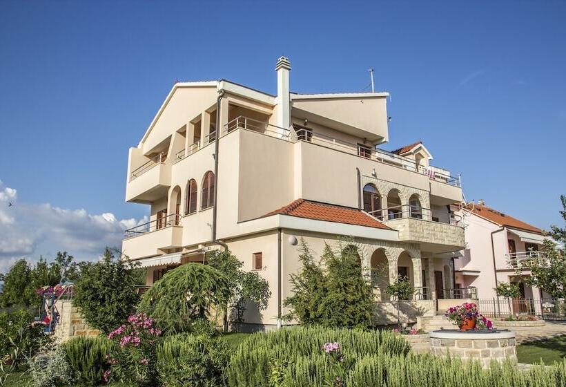 בית מלון כפרי Pansion Skelin