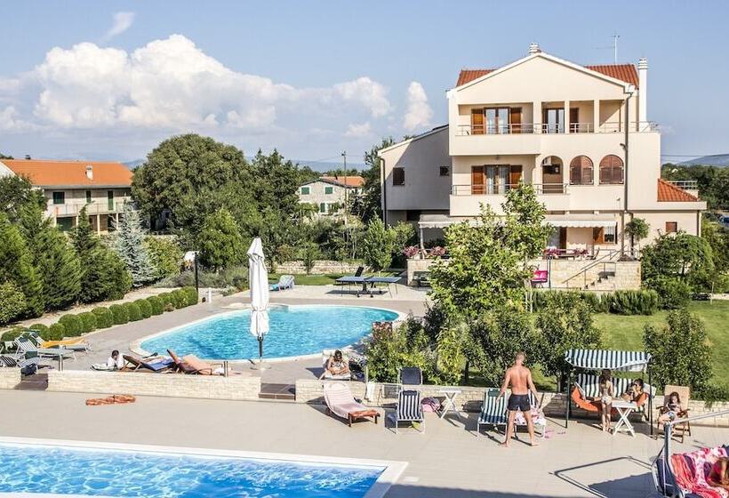 בית מלון כפרי Pansion Skelin