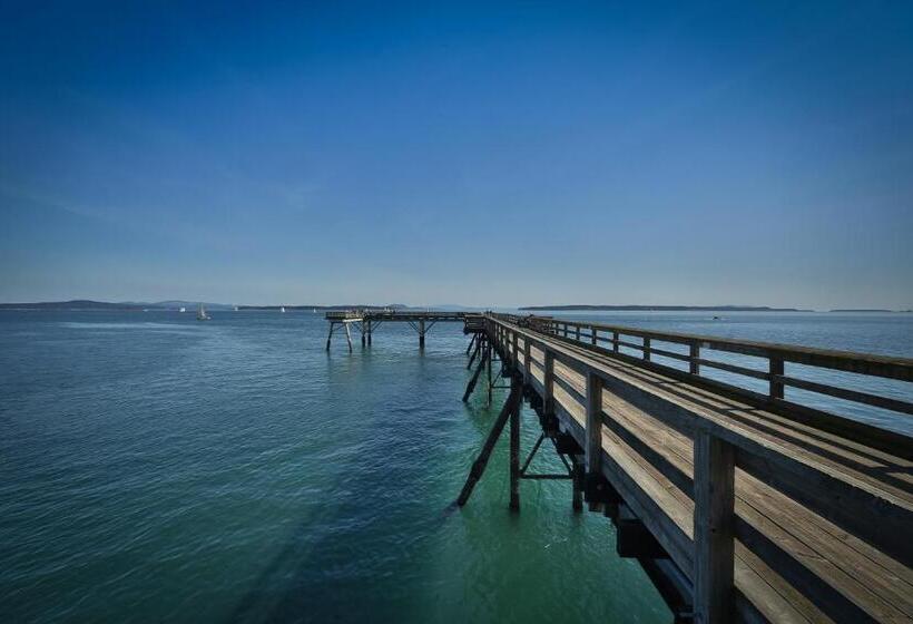 בית מלון כפרי Sidney Waterfront Inn & Suites