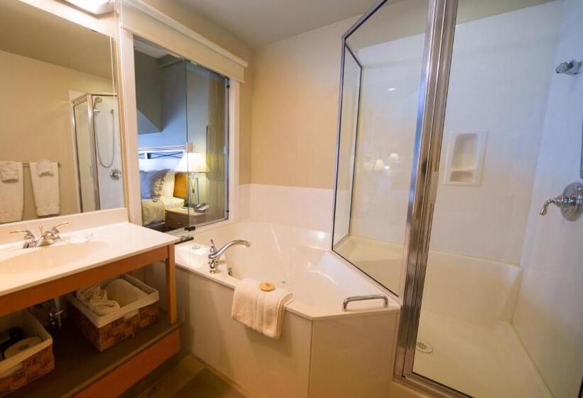 בית מלון כפרי Sidney Waterfront Inn & Suites