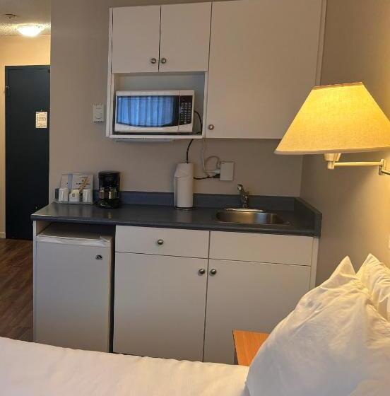 בית מלון כפרי Sidney Waterfront Inn & Suites