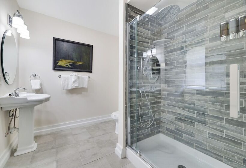 هتل Tom Quick Inn