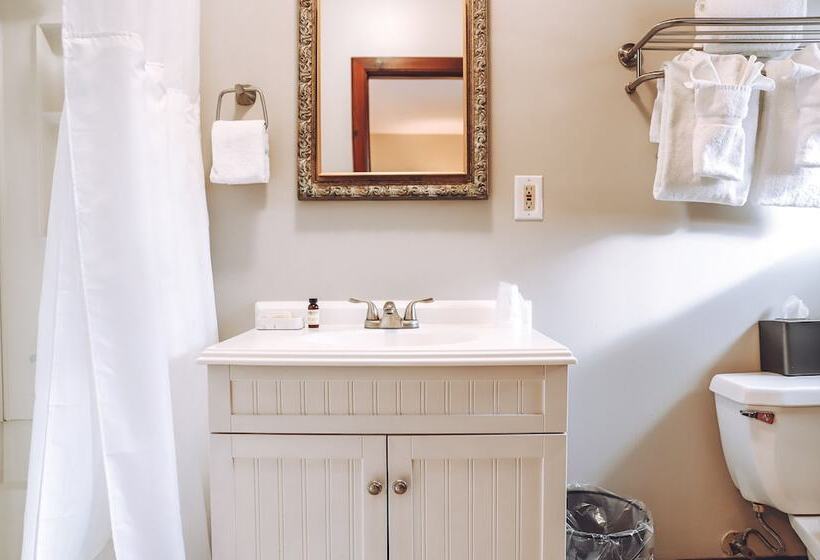 هتل Tom Quick Inn