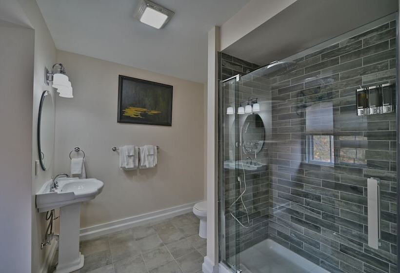 هتل Tom Quick Inn