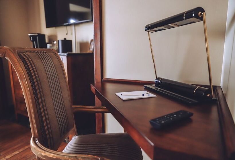 هتل Tom Quick Inn