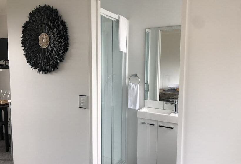 Nugget View Kaka Point Motels