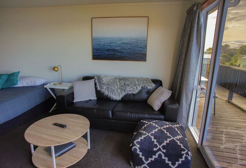 Nugget View Kaka Point Motels