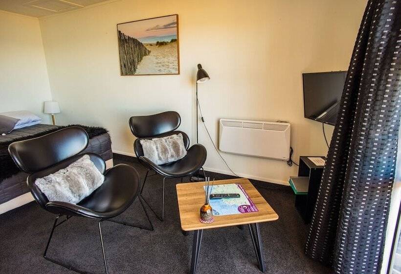 Nugget View Kaka Point Motels