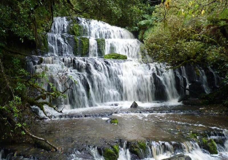 Nugget View Kaka Point Motels