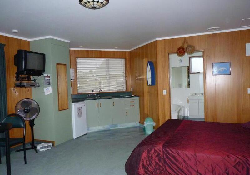 Nugget View Kaka Point Motels