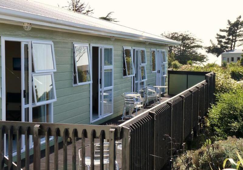 Nugget View Kaka Point Motels