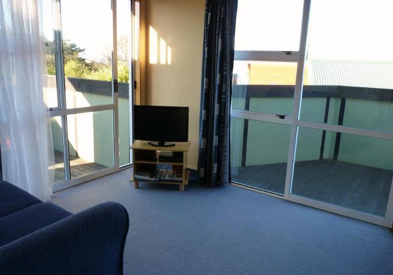 Nugget View Kaka Point Motels