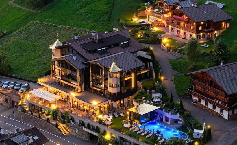 Отель Alpin Garden Luxury Maison & Spa - Adults Only