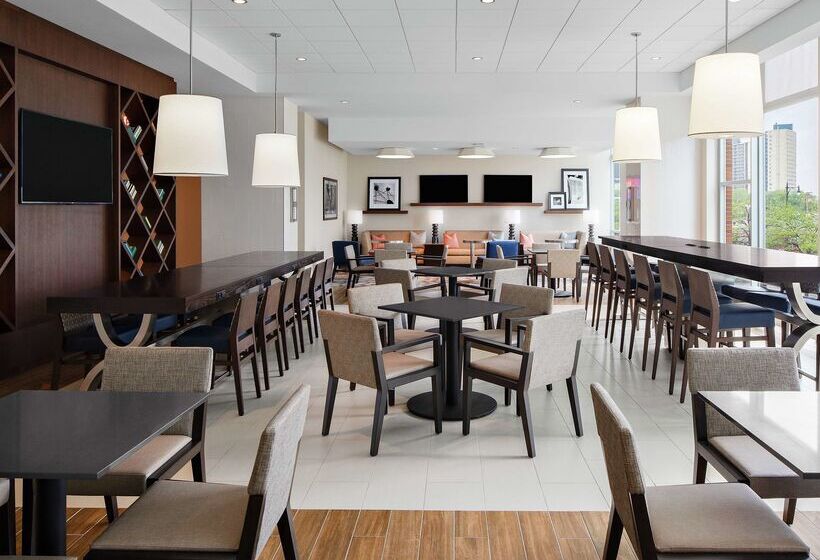 Отель Hampton Inn Chicago Mccormick Place