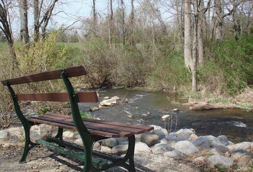 فندق Inn At Millrace Pond