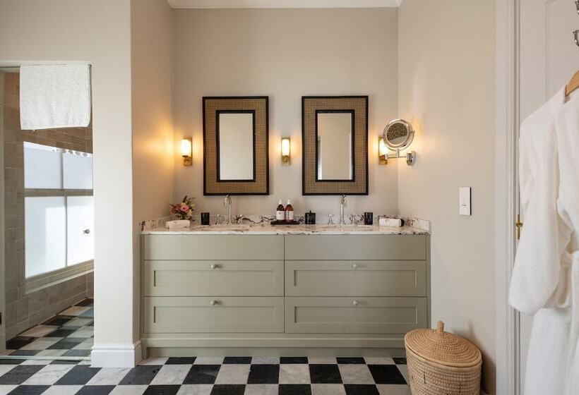 Отель La Fontaine Guest House Hermanus