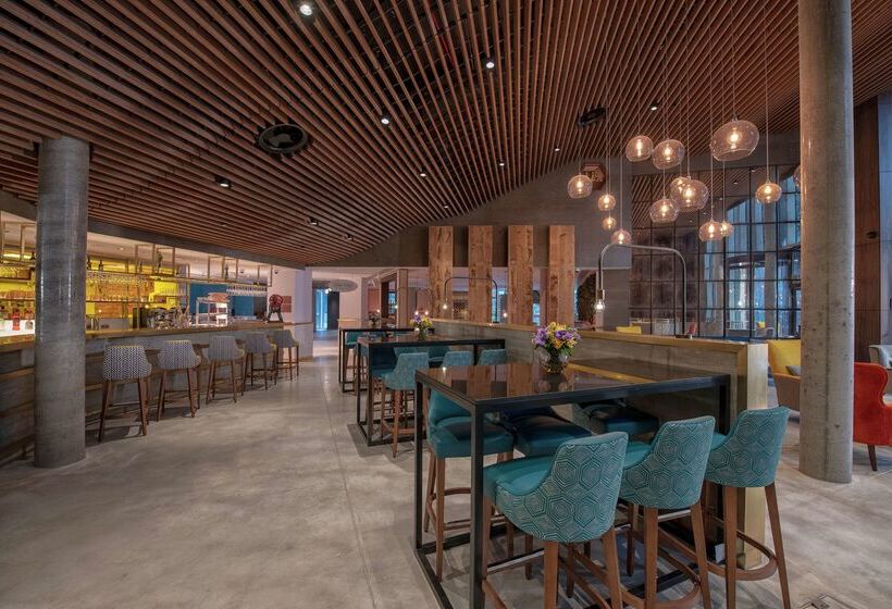 בית מלון כפרי Lincoln Plaza London, Curio Collection By Hilton