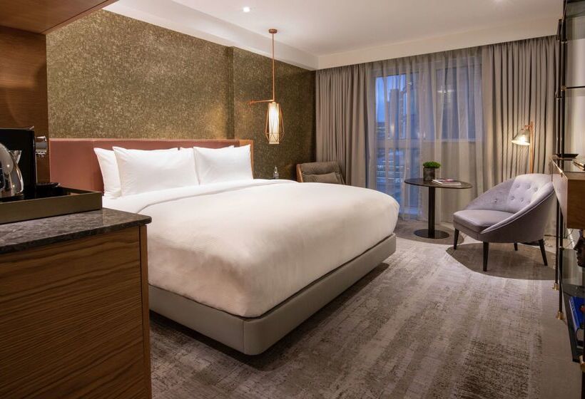 בית מלון כפרי Lincoln Plaza London, Curio Collection By Hilton