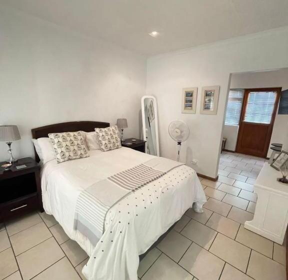 ホテル Mongoose Manor Bnb