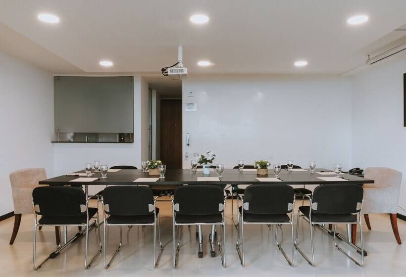 هتل Travelers Orange Suites