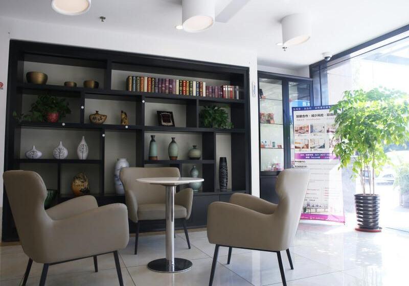 호텔 Vatica Shanghai International Tourism Resort Luoshan Road Subway Station