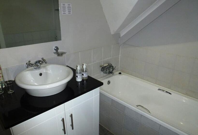 هتل Yamkela Guest House