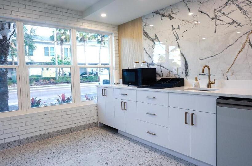 فندق Ivory Sands Beach Suites