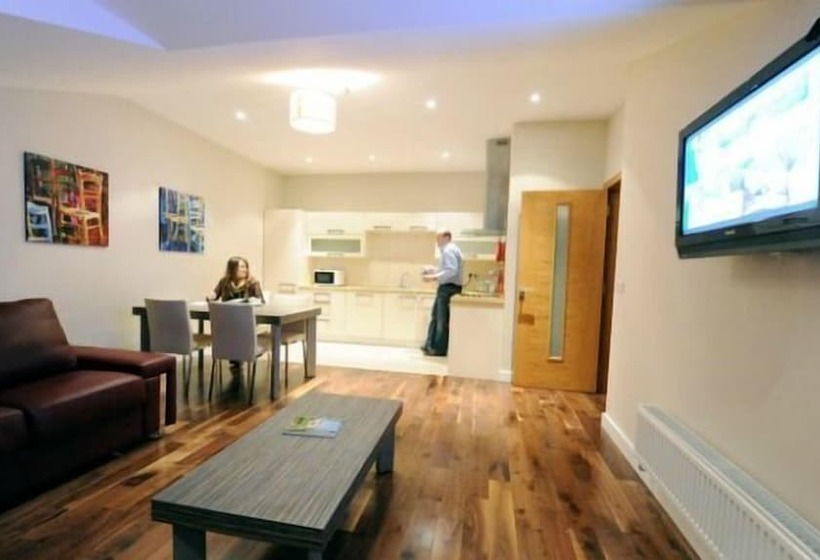 Отель Carrick Plaza Suites & Apartments