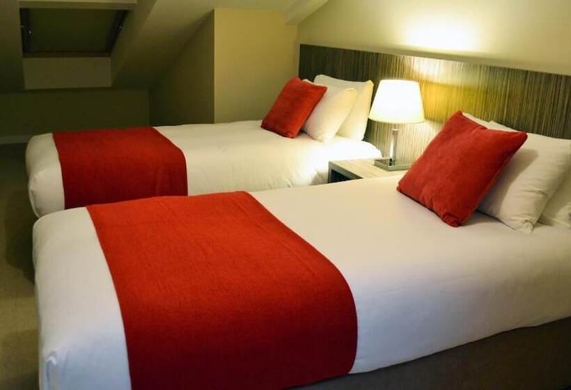 Отель Carrick Plaza Suites & Apartments