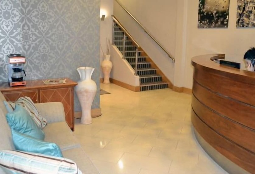 Отель Carrick Plaza Suites & Apartments