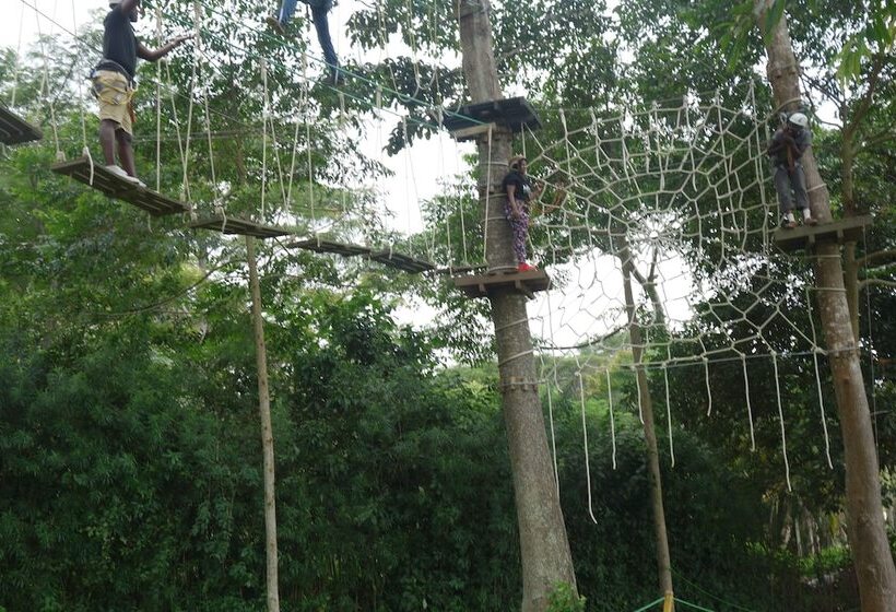 هتل Lakeside Adventure Park