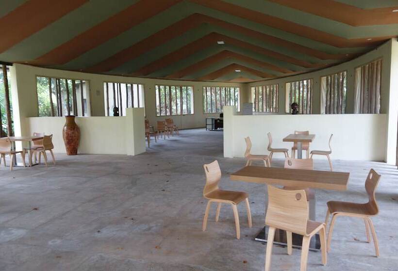 هتل Lakeside Adventure Park