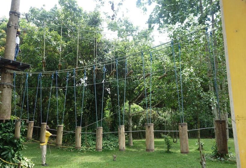 هتل Lakeside Adventure Park