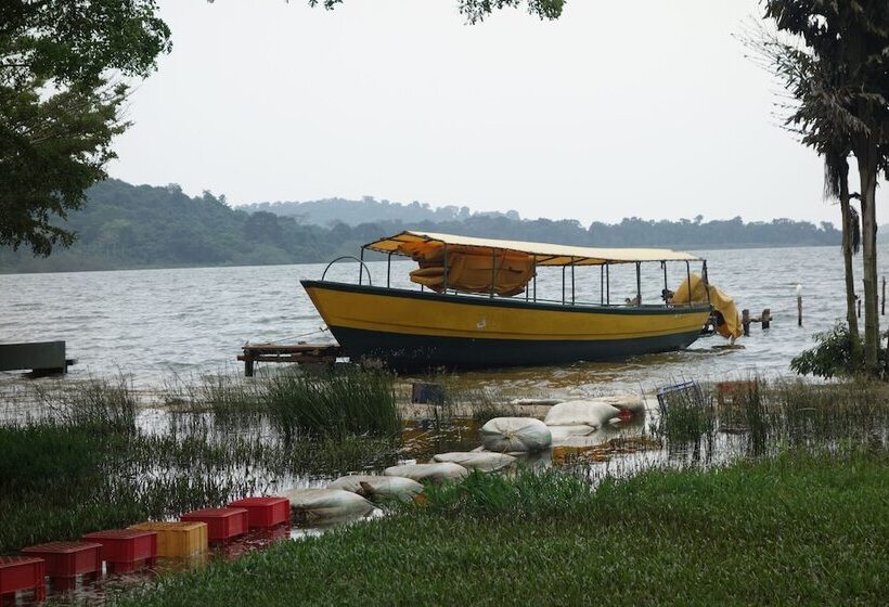 هتل Lakeside Adventure Park