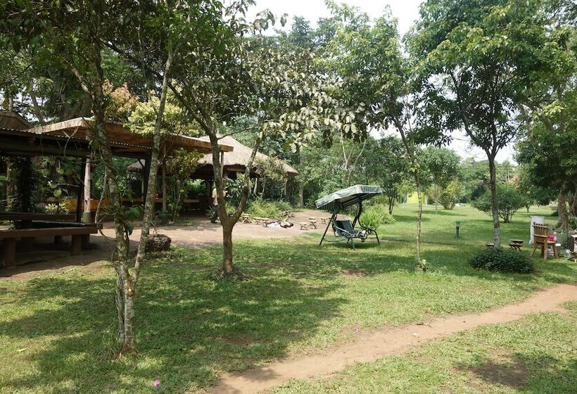 هتل Lakeside Adventure Park