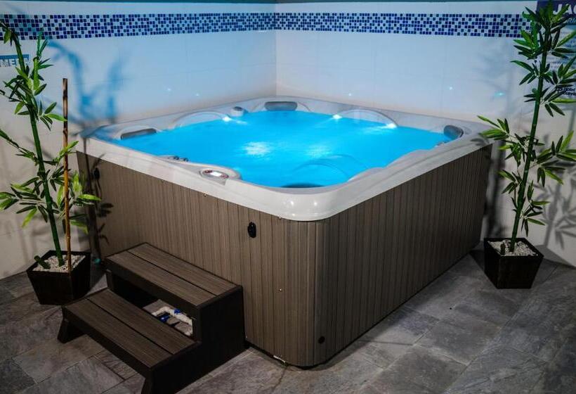 هتل Laureles Plaza