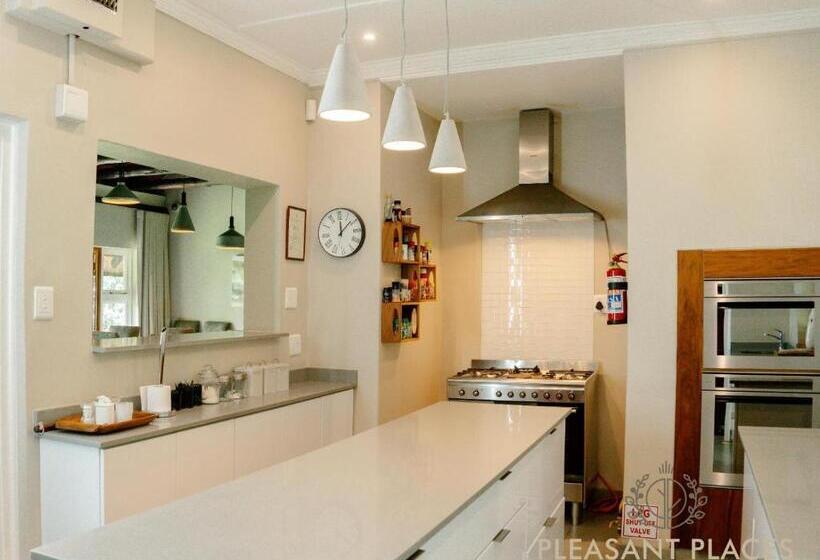 בית מלון כפרי Pleasant Places By Sanaandi