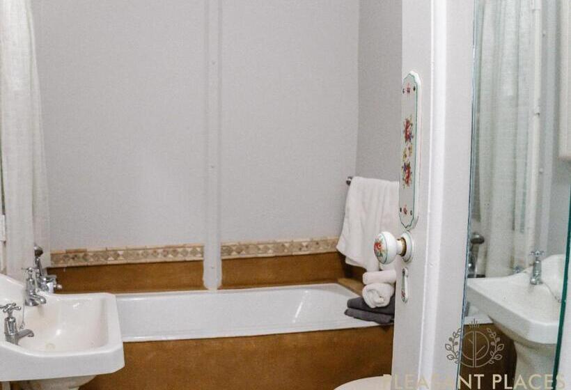 בית מלון כפרי Pleasant Places By Sanaandi