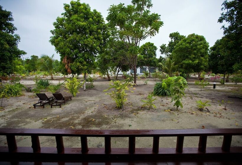 בית מלון כפרי Pom Pom Island Resort